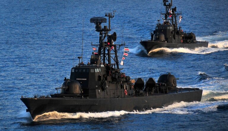 Israel dispara contra barcos pesqueros palestinos y detiene a tres personas