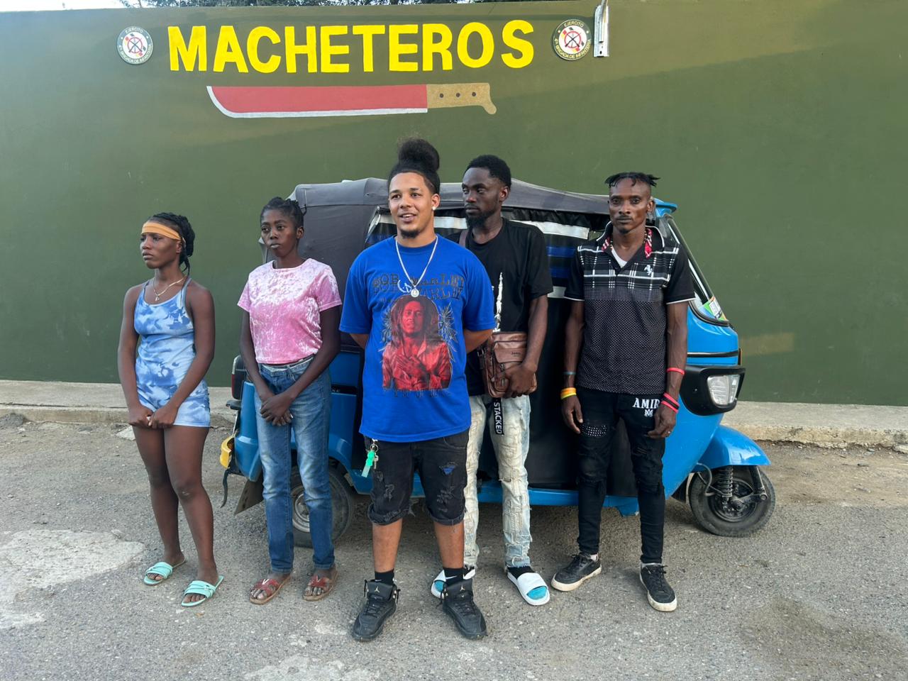 Ejército intercepta motocicleta de tres ruedas que transportaba haitianos indocumentados en Mao