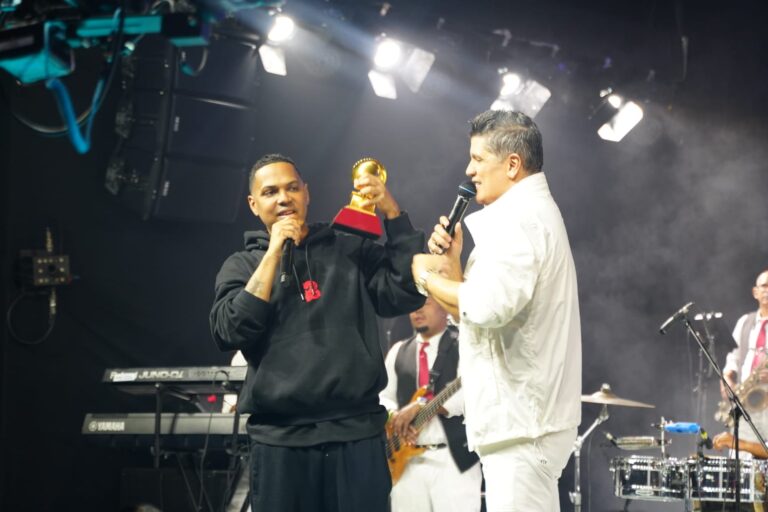 Santiago Matías y Alofoke Media Group entregan reconocimiento a Eddy Herrera