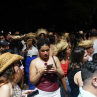 Cientos de personas permanecen en largas filas mientras avanza el concierto de Bad Bunny en el Estadio Olímpico