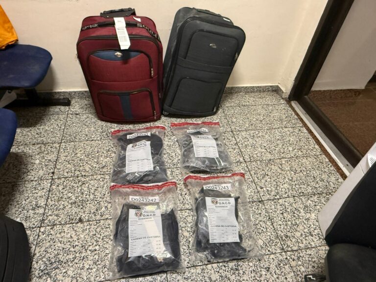 Detienen extranjera en el AILA con cuatro paquetes de presunta cocaína