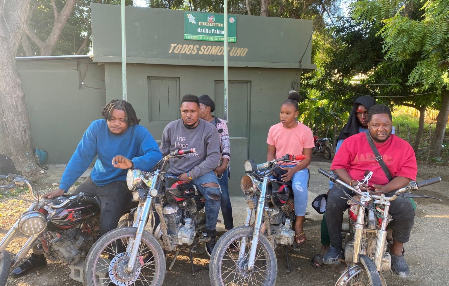Ejército detiene a seis nacionales haitianos y ocupa cuatro motocicletas en operativo en Montecristi