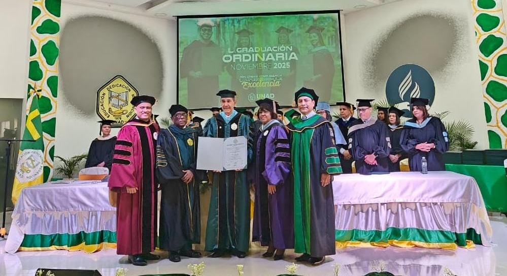 García Fermín recibe Doctorado Honoris Causa en Educación durante investidura de la Universidad Adventista Dominicana