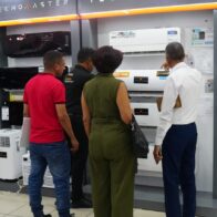 Ciudadanos abarrotan principales tiendas del país en busca de ofertas del Viernes Negro