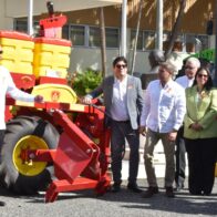 Presidente entrega maquinas a Agricultura.