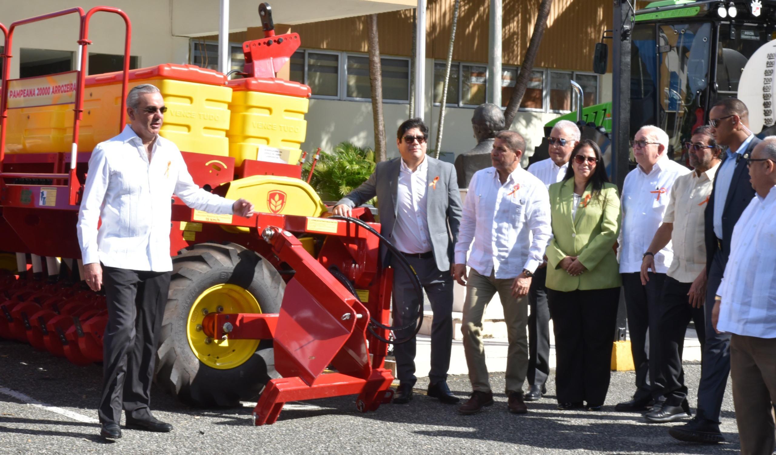 Presidente entrega maquinas a Agricultura.
