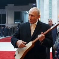 Putin toca un instrumento nacional en su vista a Kirguistán