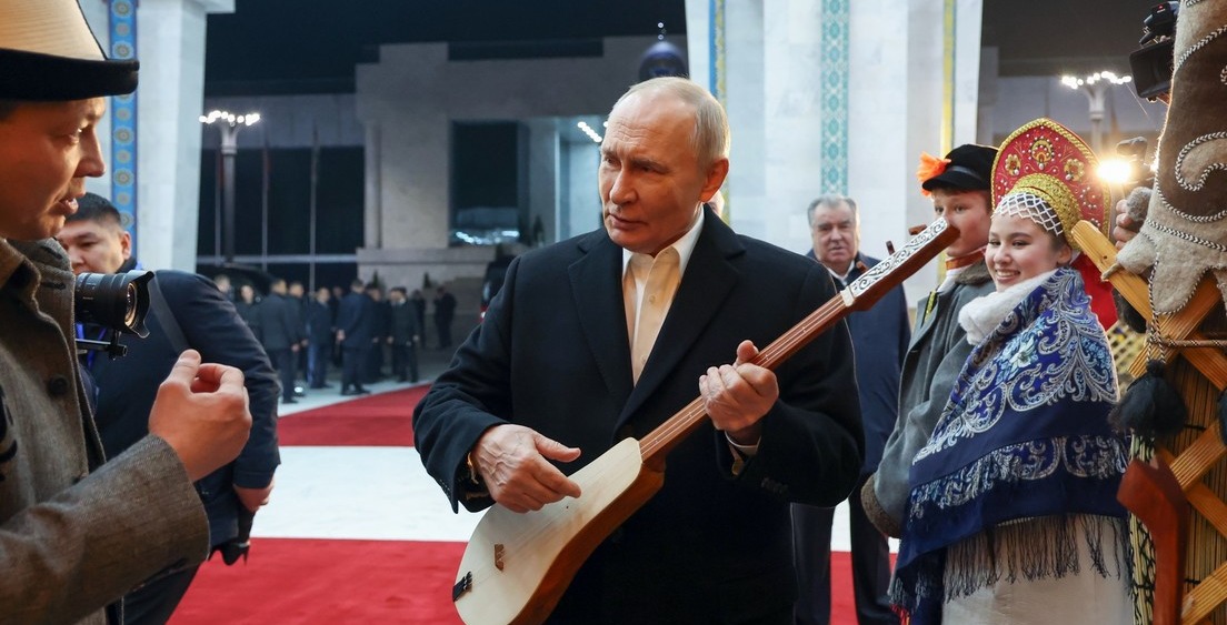 Putin toca un instrumento nacional en su vista a Kirguistán