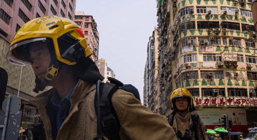 Gobierno se reúne de emergencia y habilita refugios por fuego en 4 edificios de Hong Kong