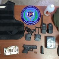 PN arresta 10 personas y ocupan arma, chalecos antibalas y equipos durante allanamientos en Navarrete