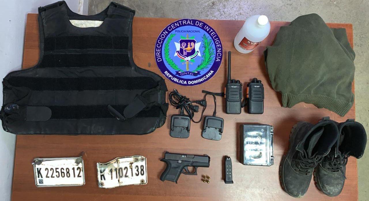 PN arresta 10 personas y ocupan arma, chalecos antibalas y equipos durante allanamientos en Navarrete