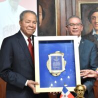 La gloria del béisbol, Juan Marichal, recibe la distinción de manos de Wilson Gómez Ramírez, presidente del Instituto Duartiano.