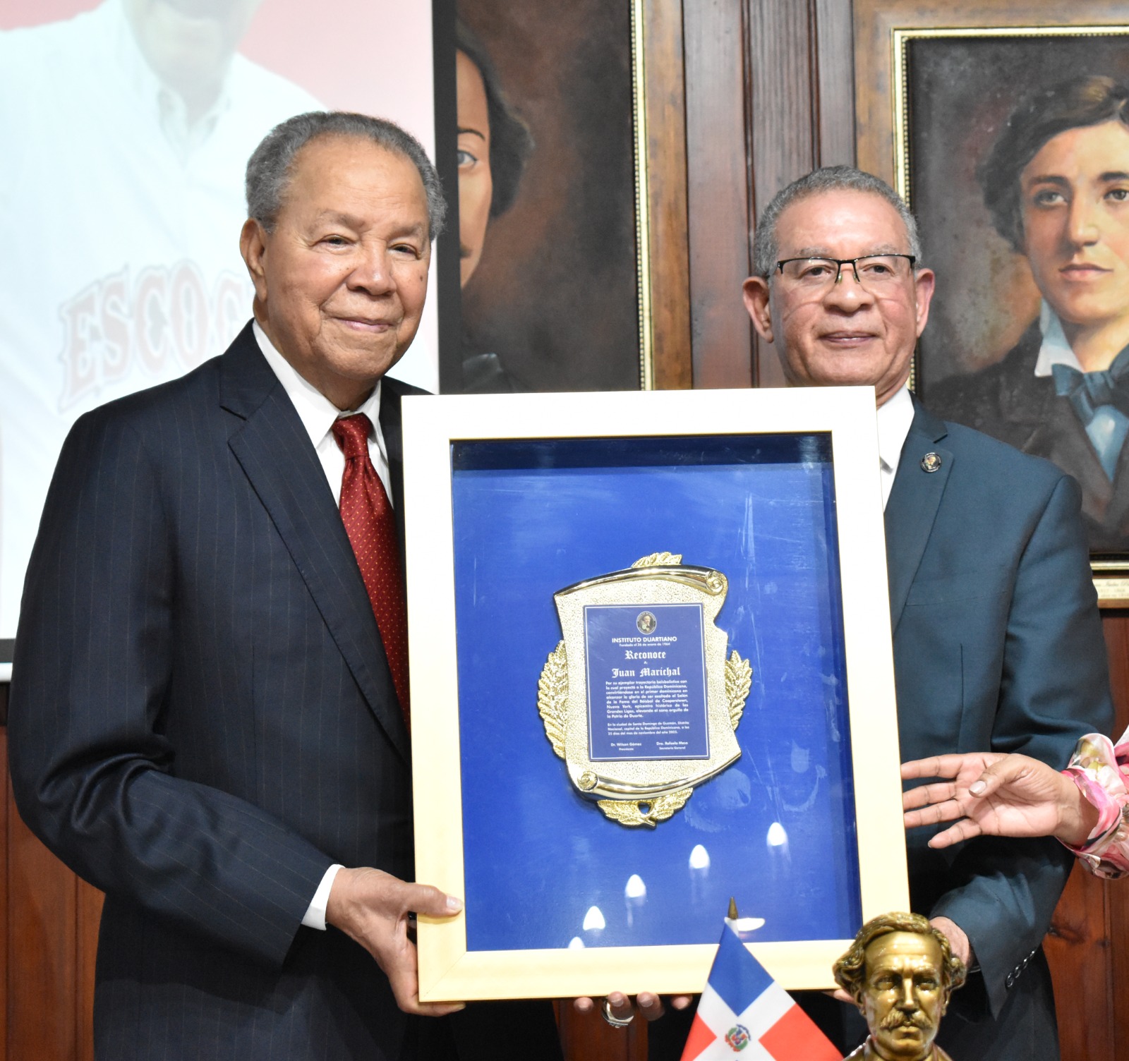 La gloria del béisbol, Juan Marichal, recibe la distinción de manos de Wilson Gómez Ramírez, presidente del Instituto Duartiano.