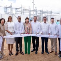 Durante el acto, encabezado por la vicepresidenta, Santos afirmó que el Parque Fotovoltaico Cotoperí es un avance hacia una matriz eléctrica más sostenible y moderna.