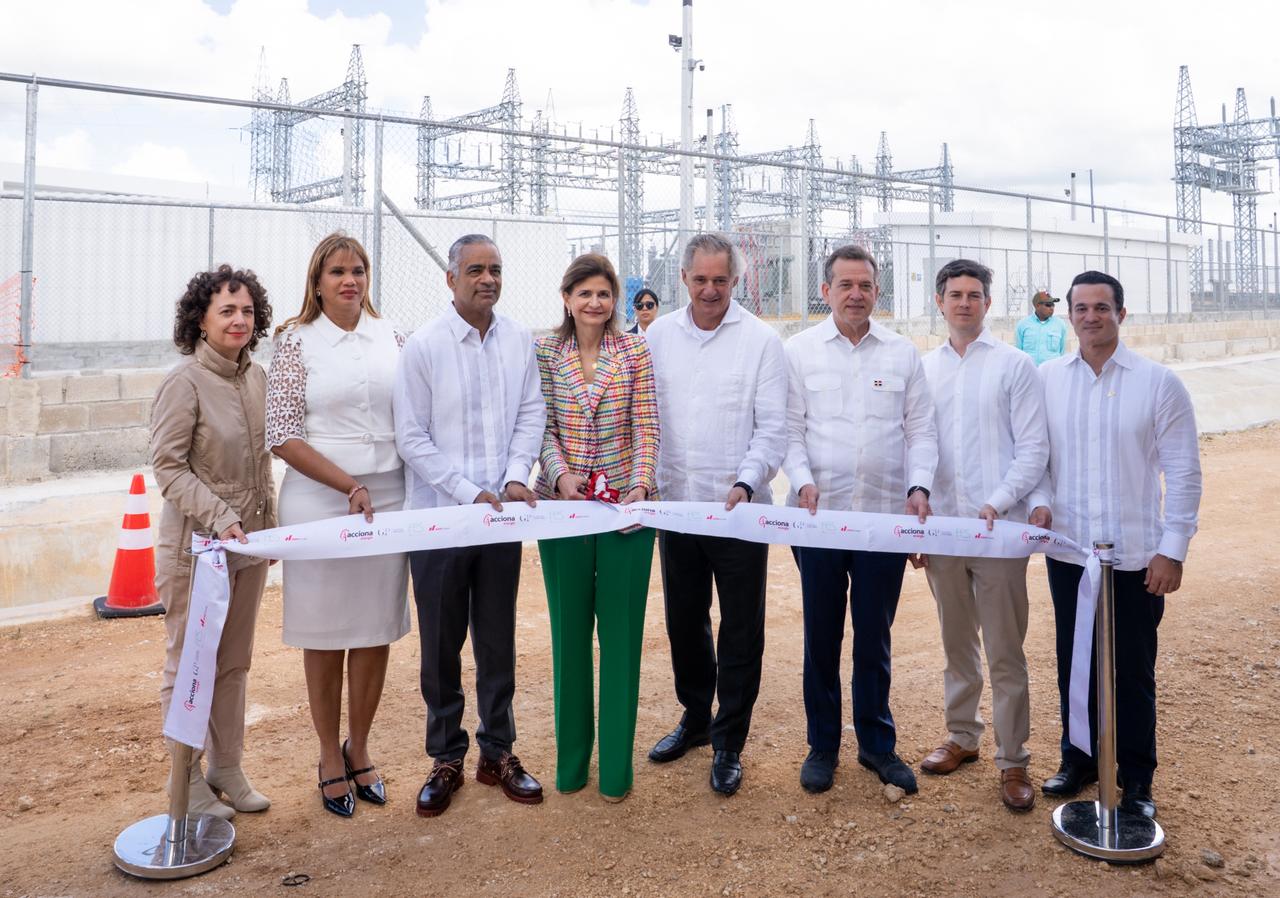 Durante el acto, encabezado por la vicepresidenta, Santos afirmó que el Parque Fotovoltaico Cotoperí es un avance hacia una matriz eléctrica más sostenible y moderna.
