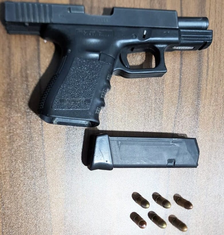 Policía arresta por separado a dos personas por posesión ilegal de arma de fuego y ron adulterado en Barahona