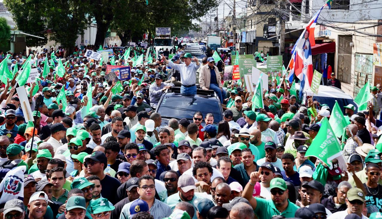 Miles salen a las calles con Leonel para reclamar soluciones al alto costo de la vida