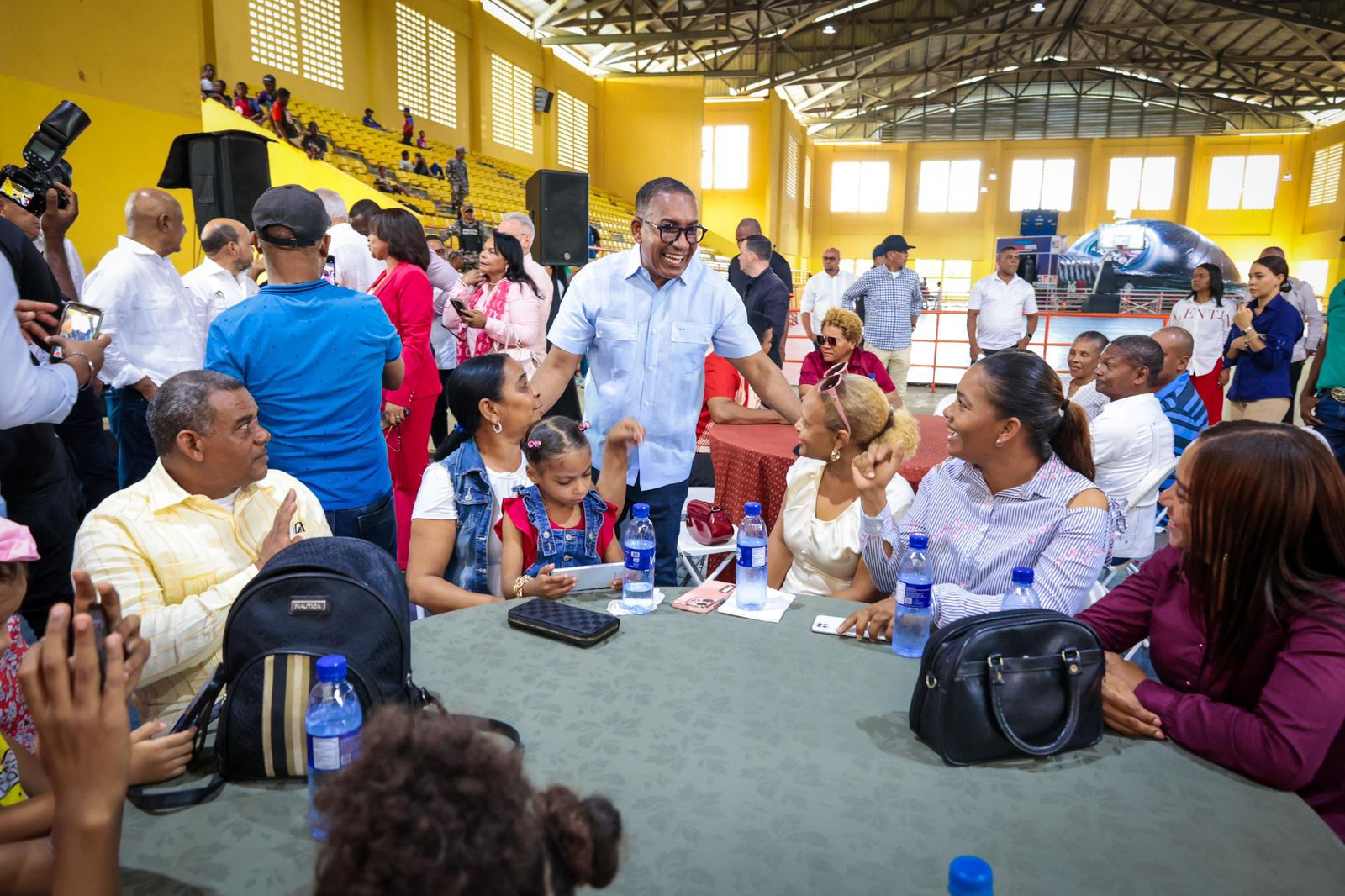 Víctor Pichardo resalta compromiso del Gobierno de Abinader con Monte Plata durante almuerzo navideño