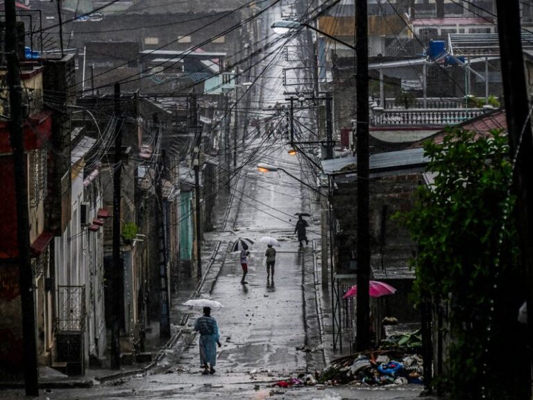 Cuba sufre este lunes largos apagones por la crisis energética y los destrozos de Melissa