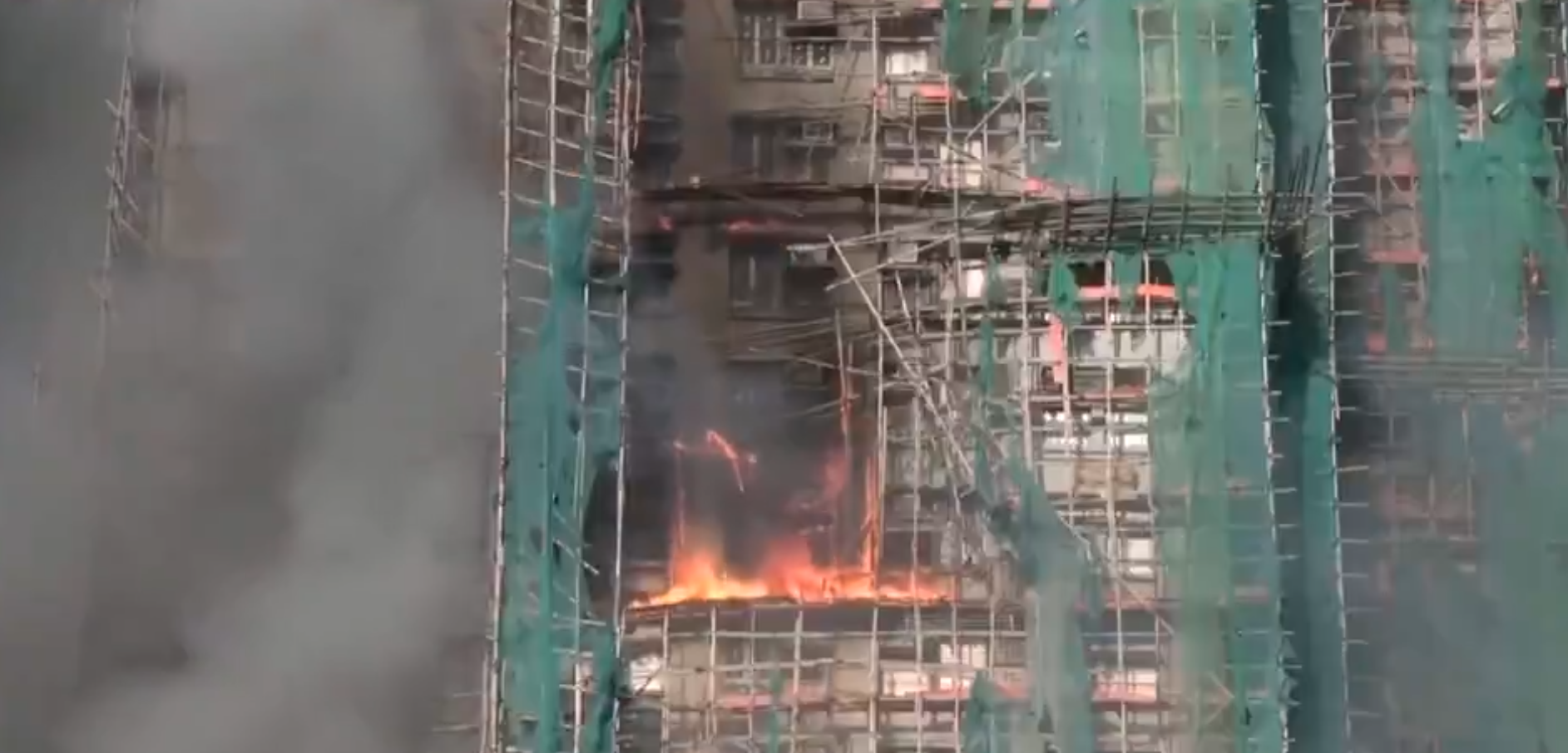Aumenta a 12 el número de fallecidos en el incendio de varios edificios en Hong Kong
