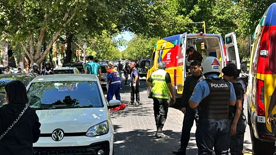 La Policía investiga a un estudiante por explosión en mezquita indonesia con 54 heridos