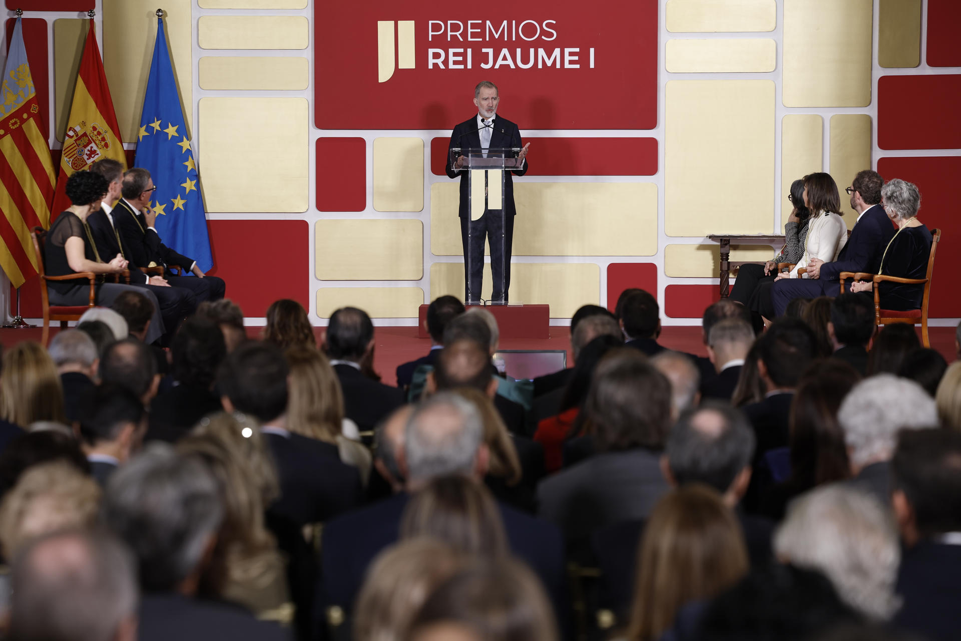 El rey de España insta a sumar esfuerzos para armar un sistema de ciencia y tecnología potente