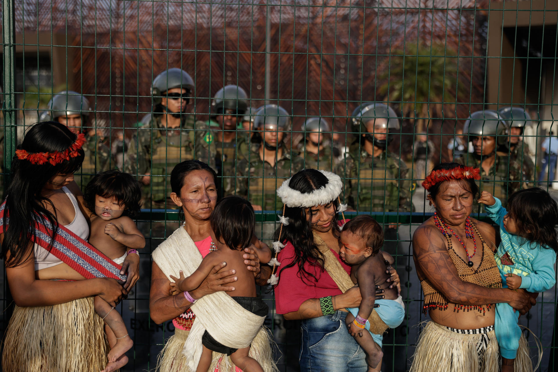 Un grupo de manifestantes indígenas bloquea por casi cuatro horas el ingreso a la COP30