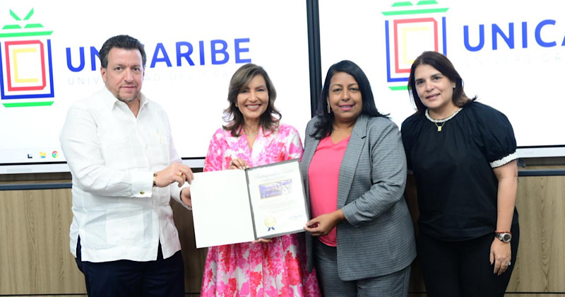 Decana Altagracia Tavárez es honrada como huésped distinguida de la ciudad de Miami