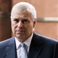 Los correos de Epstein confirman que la foto del expríncipe Andrés y Giuffre es real