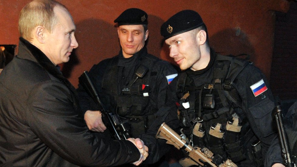 Detienen en Donetsk a un hombre que trató de envenenar a militar ruso con cerveza inglesa