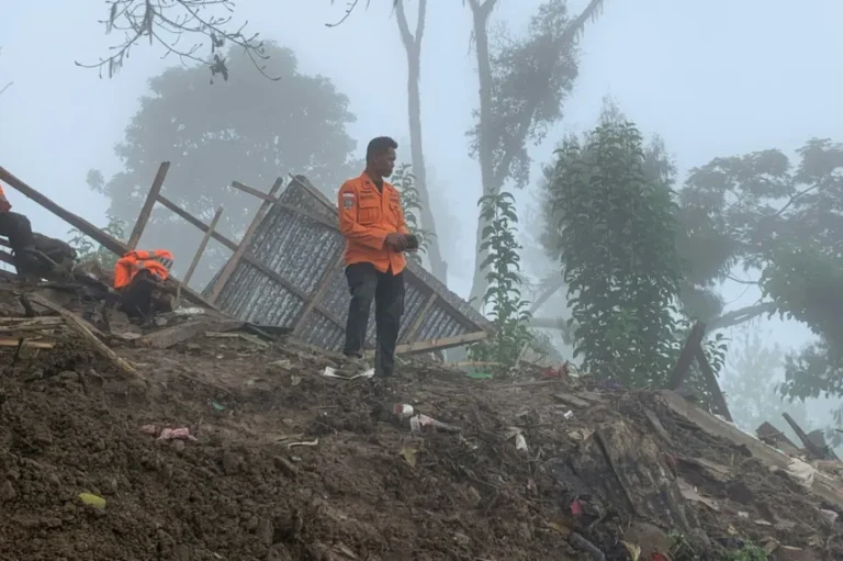 Ascienden a 49 los muertos en Indonesia por inundaciones y corrimientos de tierra