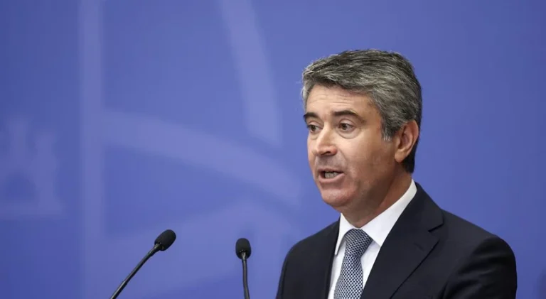 Socialistas se abstendrán en votación de presupuestos para evitar crisis en Portugal