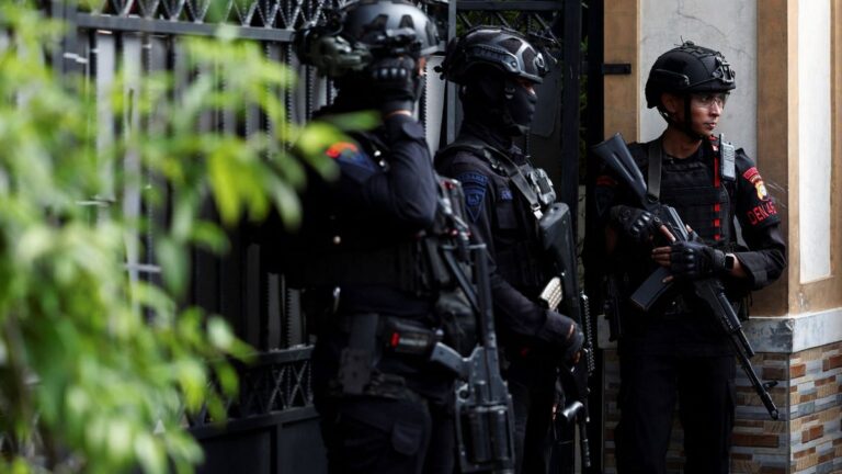 Al menos 54 heridos tras una explosión en una mezquita de un colegio de Yakarta