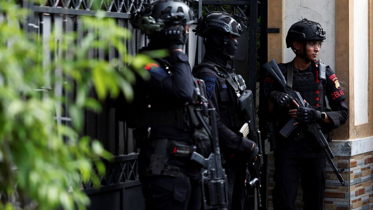 Al menos 54 heridos tras una explosión en una mezquita de un colegio de Yakarta