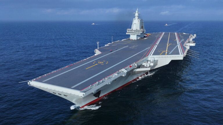 El nuevo portaaviones de China realiza sus primeros ejercicios en el mar