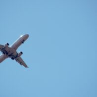 EE. UU. ordena cancelar vuelos por crisis en el control aéreo ante prolongado cierre del gobierno