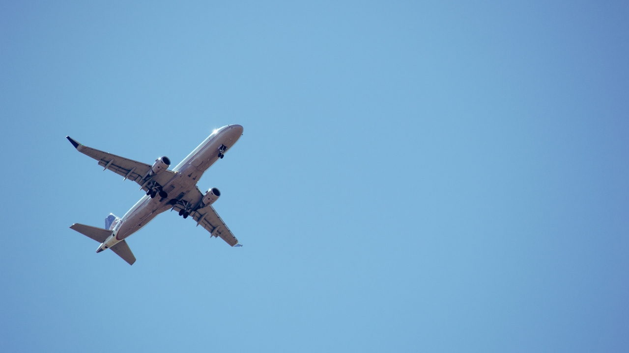 EE. UU. ordena cancelar vuelos por crisis en el control aéreo ante prolongado cierre del gobierno
