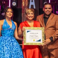 Danylsa Vargas recibe reconocimiento a la trayectoria en Premios La Flor