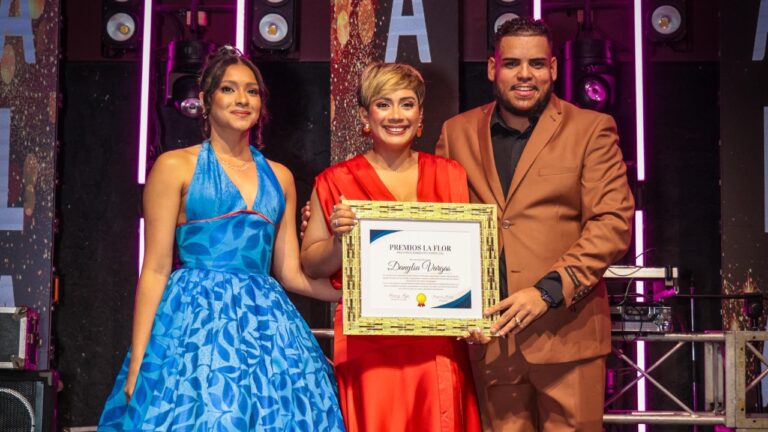 Danylsa Vargas recibe reconocimiento a la trayectoria en Premios La Flor