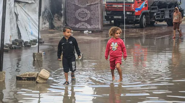 Las lluvias vuelven a ahogar la devastada Gaza: "Los animales viven mejor que nosotros"