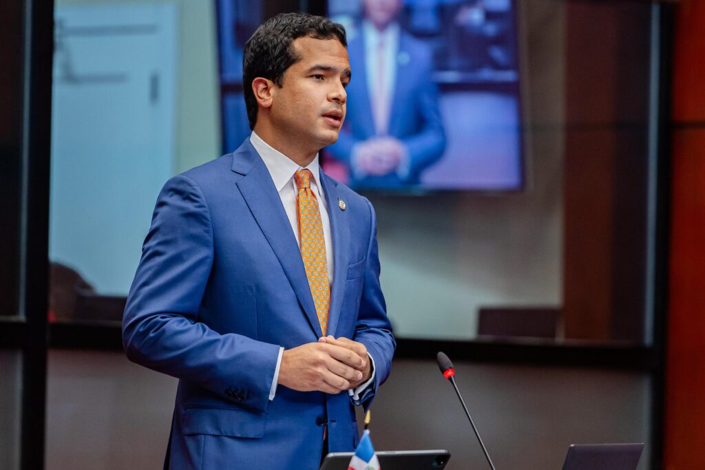 Omar Fernández se consolida como voz de la oposición, según Eduardo Martínez