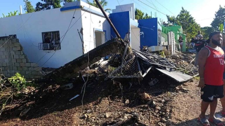 Explosión de tanque de agua deja dos heridos y varias viviendas afectadas en San Pedro de Macorís
