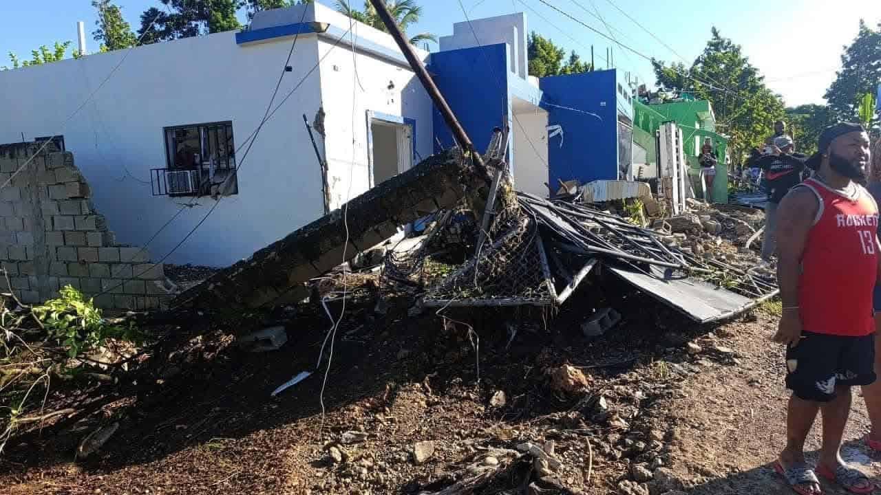 Explosión de tanque de agua deja dos heridos y varias viviendas afectadas en San Pedro de Macorís