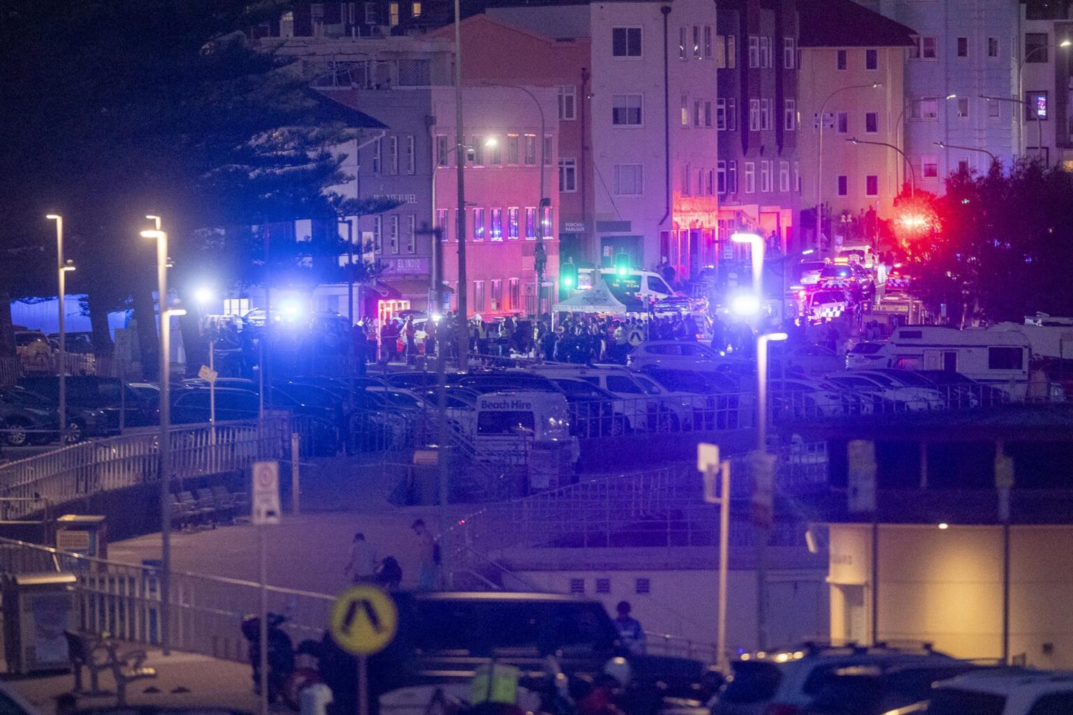 Al menos 10 muertos, incluido uno de los tiradores, en el tiroteo en una playa de Sídney