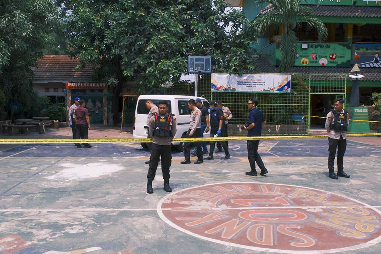 Al menos 20 niños heridos por atropello en reparto de comidas gratis en escuela indonesia