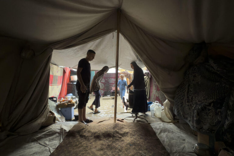 Dos muertos por las lluvias en Gaza, que inundan decenas de tiendas de desplazados