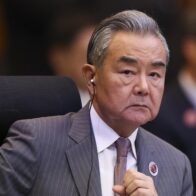 El canciller chino pide "declarar un alto el fuego lo antes posible" a Camboya y Tailandia