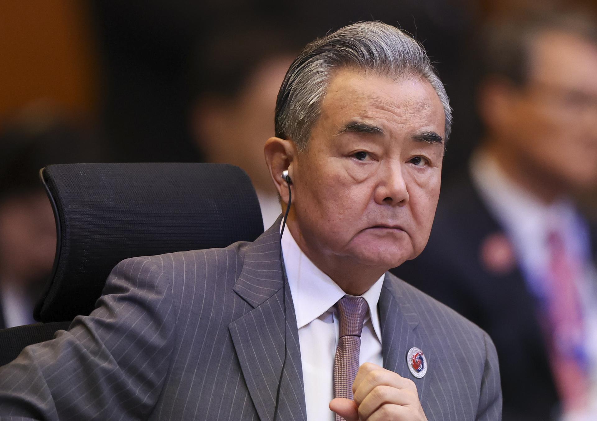 El canciller chino pide "declarar un alto el fuego lo antes posible" a Camboya y Tailandia