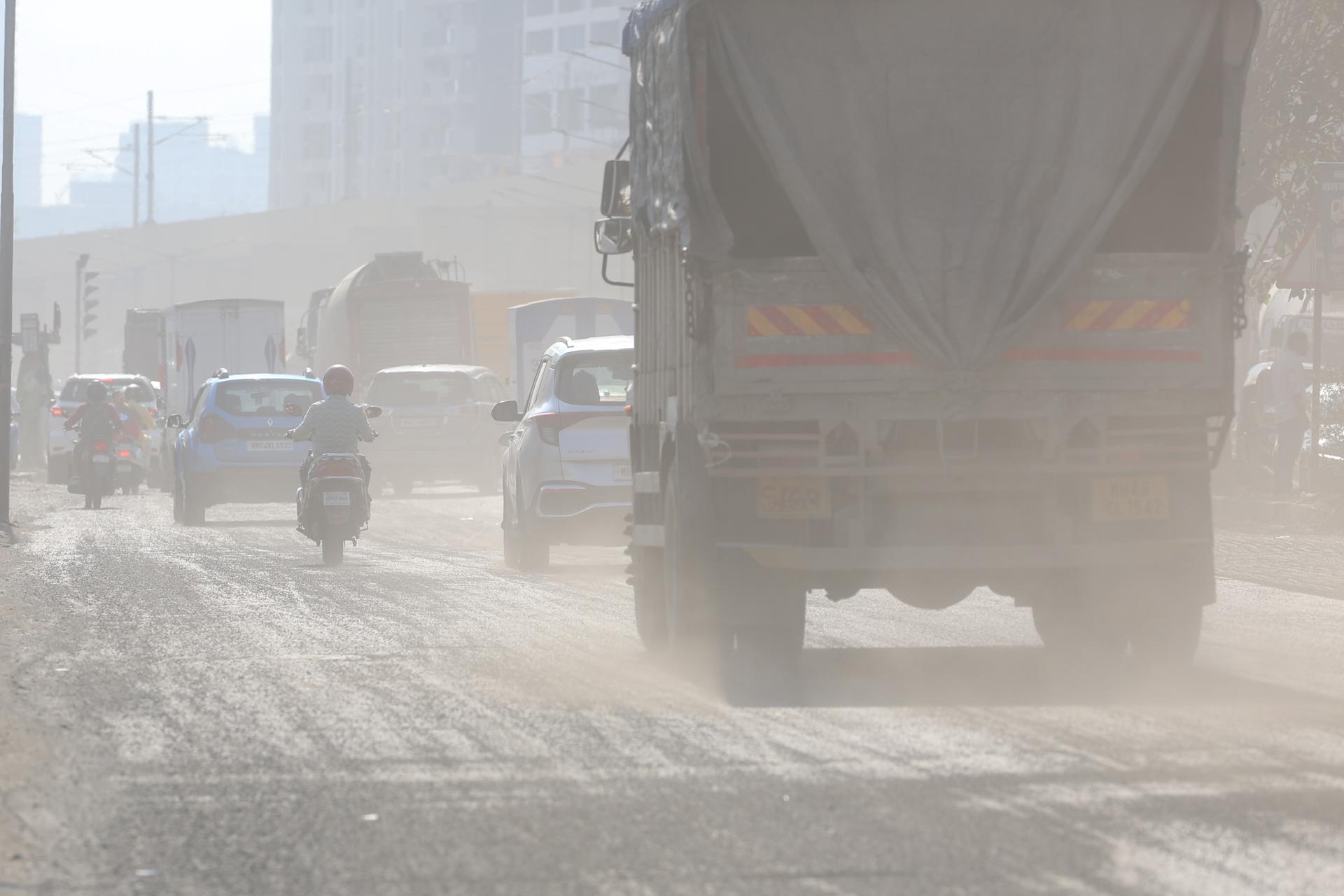 Elevan a 13 los muertos en un accidente en la India por la niebla en plena contaminación