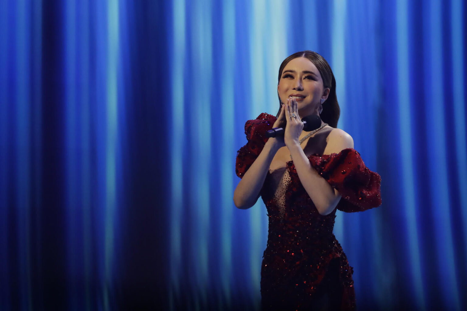 Tailandia congela los activos de la copropietaria de Miss Universo que sigue prófuga